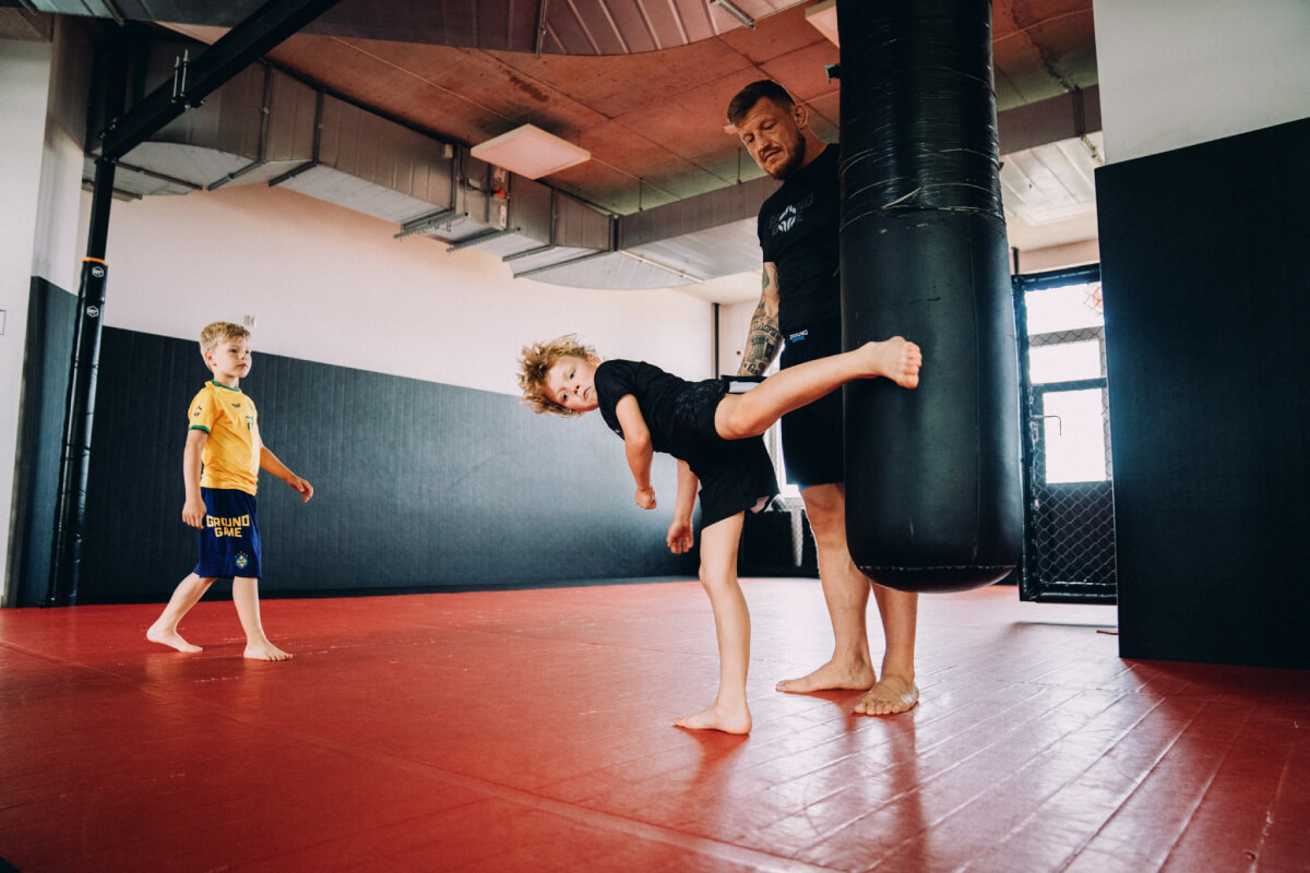 Děti během tréninku bojových sportů – podpora místo tlaku