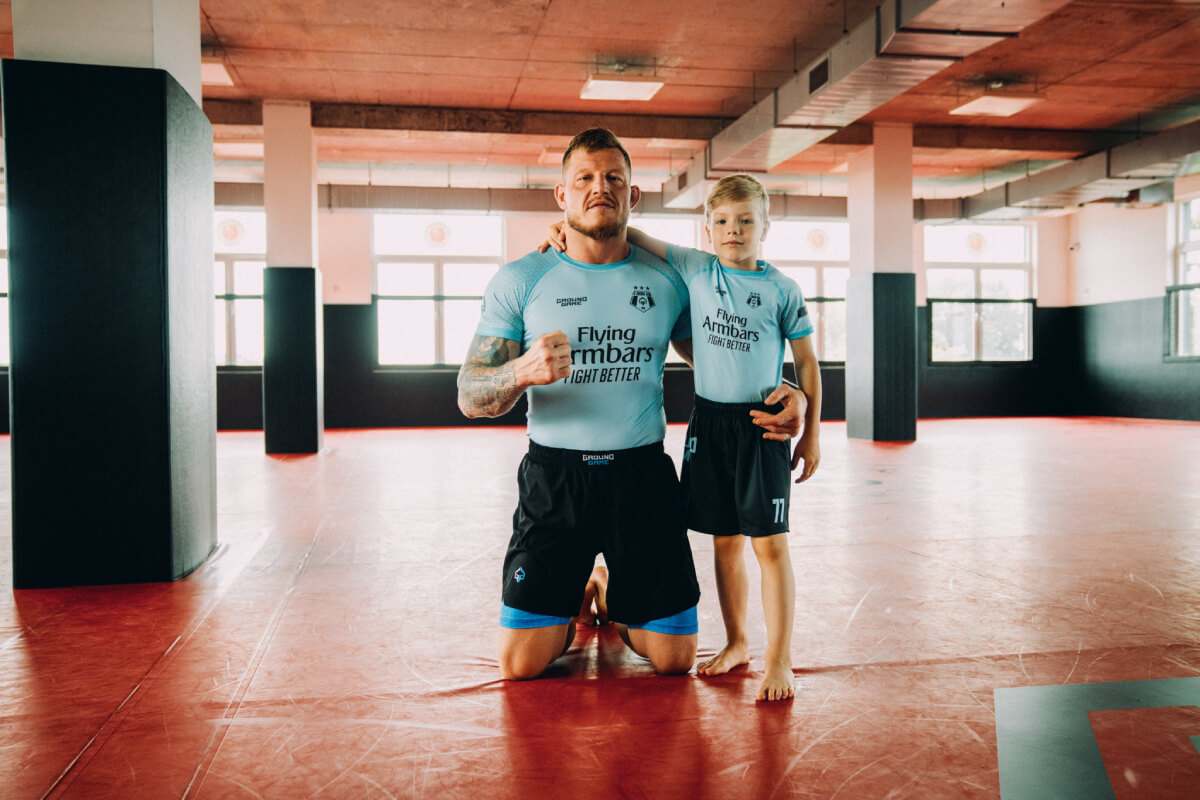 Rodič podporující dítě během tréninku bojových sportů